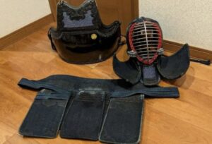 剣道の防具一式（面、胴、垂）が室内の床に並べられている